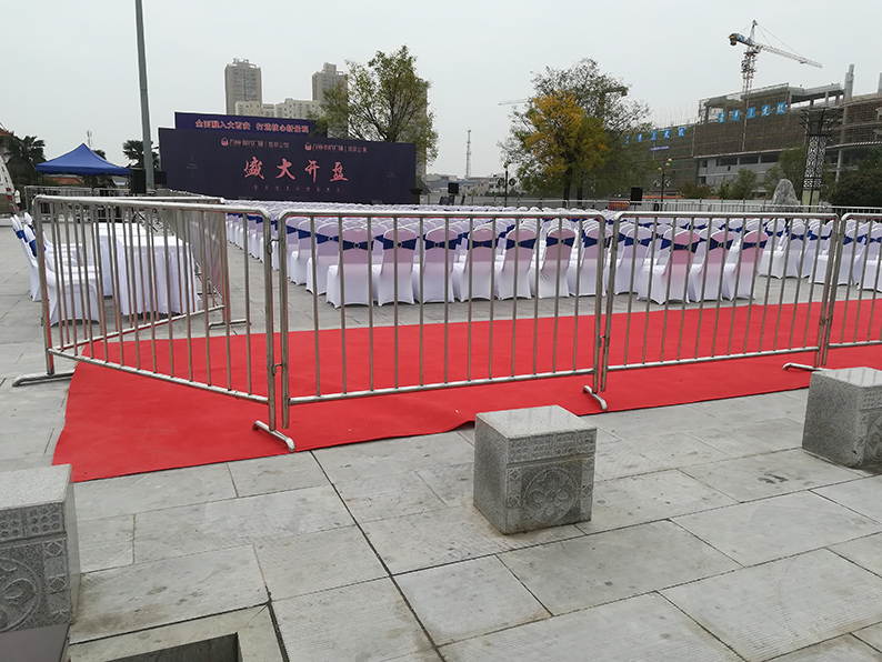 西安隔离护栏出租 西安铁马护栏租赁 泾阳翡翠公馆开盘