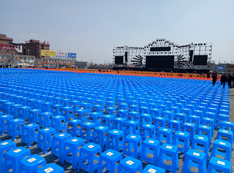 蒲城梨花节活动现场 西安塑料凳出租 终端物料一站式供应商